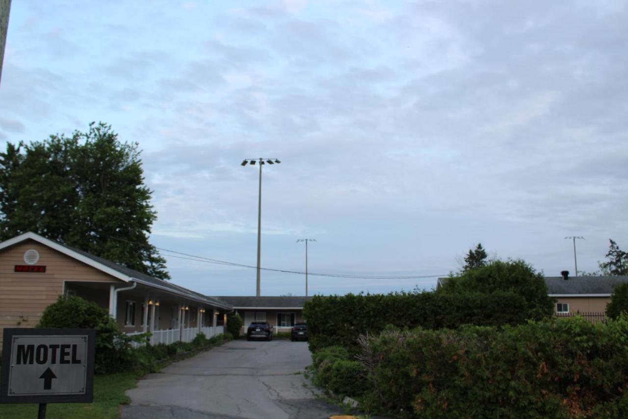 Le Marigot Hotel Vaudreuil-Dorion Exterior foto